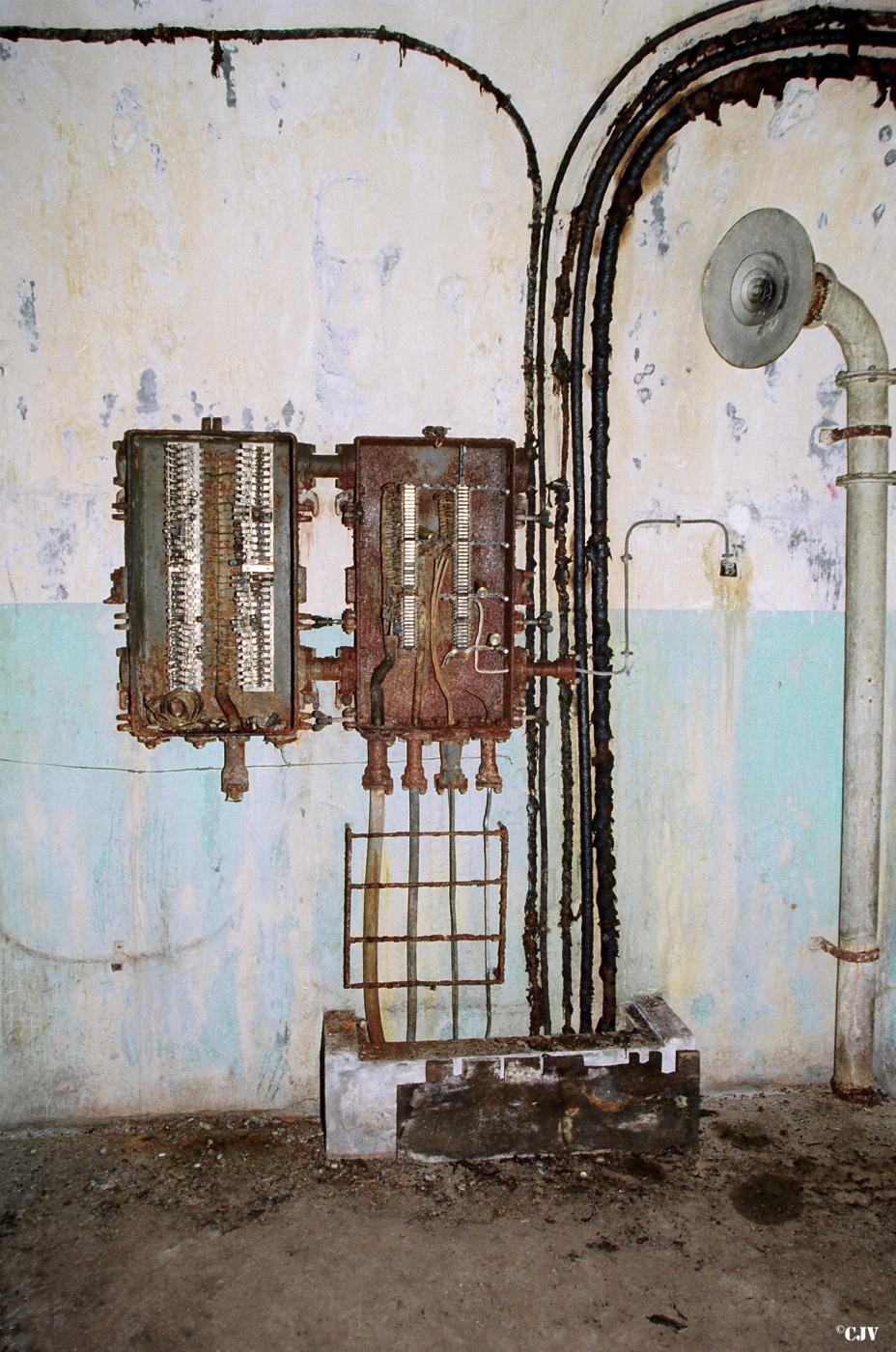 Ligne Maginot - FROHMUHL (PC DU QUARTIER KAPELLENHOF - II/153° RIF) - (Abri) - Le répartiteur téléphonique de l'abri et un boitier de protection pour le panneau mural du central téléphonique - Lia VERMEULEN