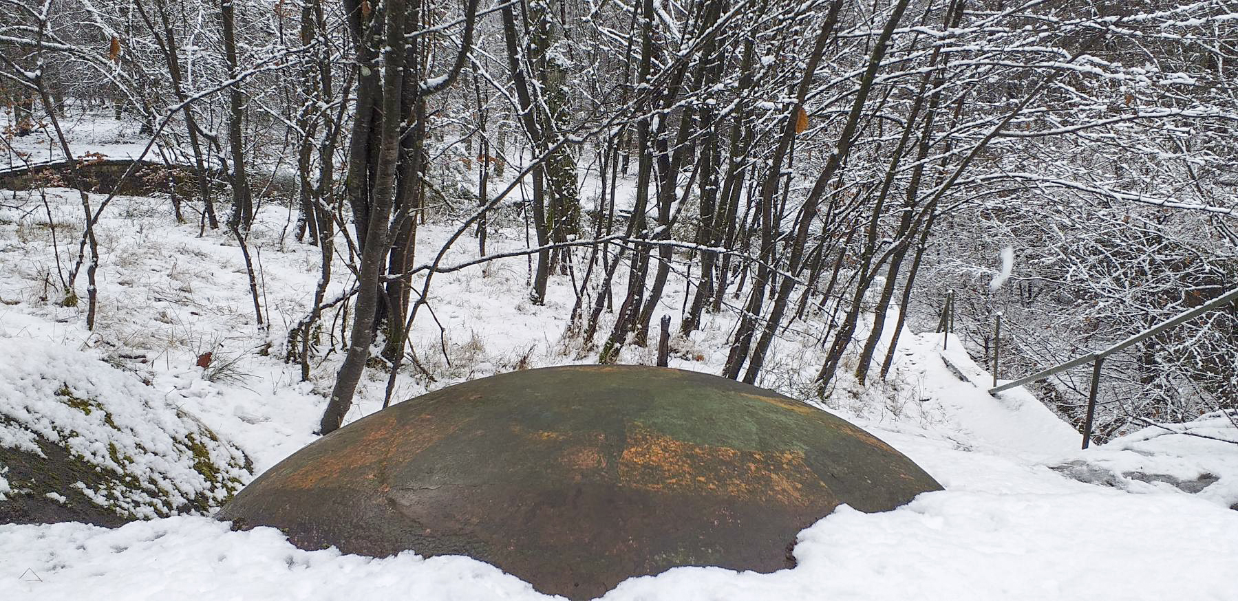 Ligne Maginot - HOCHWALD C5 - (Casemate d'infanterie) - Direction de tir de la cloche JM sur le glacis du fossé - Gregory Fuchs
