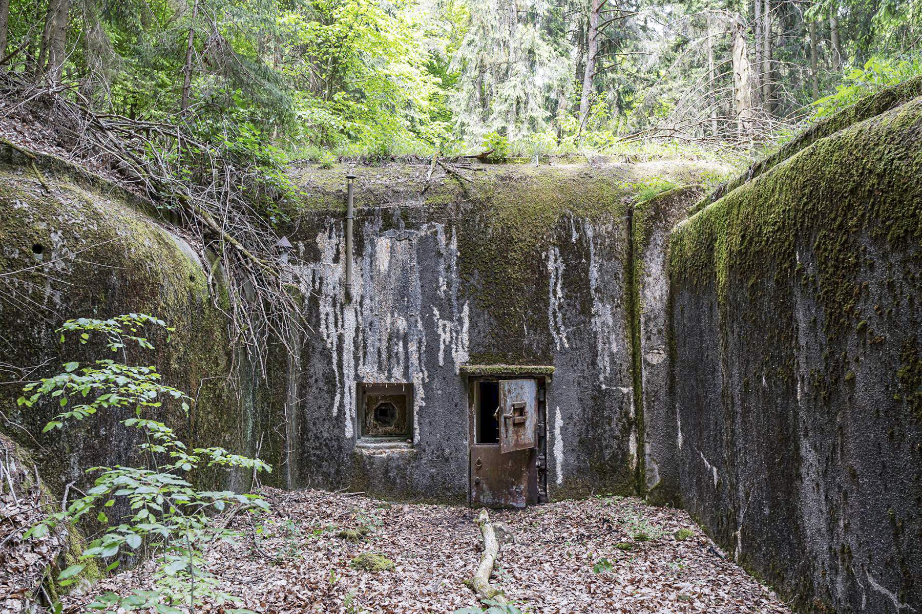 Ligne Maginot - HOCHWALD HAUT AVANT - BLOC 20 - O7 - (Observatoire d'artillerie) - L'entrée est protégée de chaque coté par des solides orillons bétonnés - David Palmer