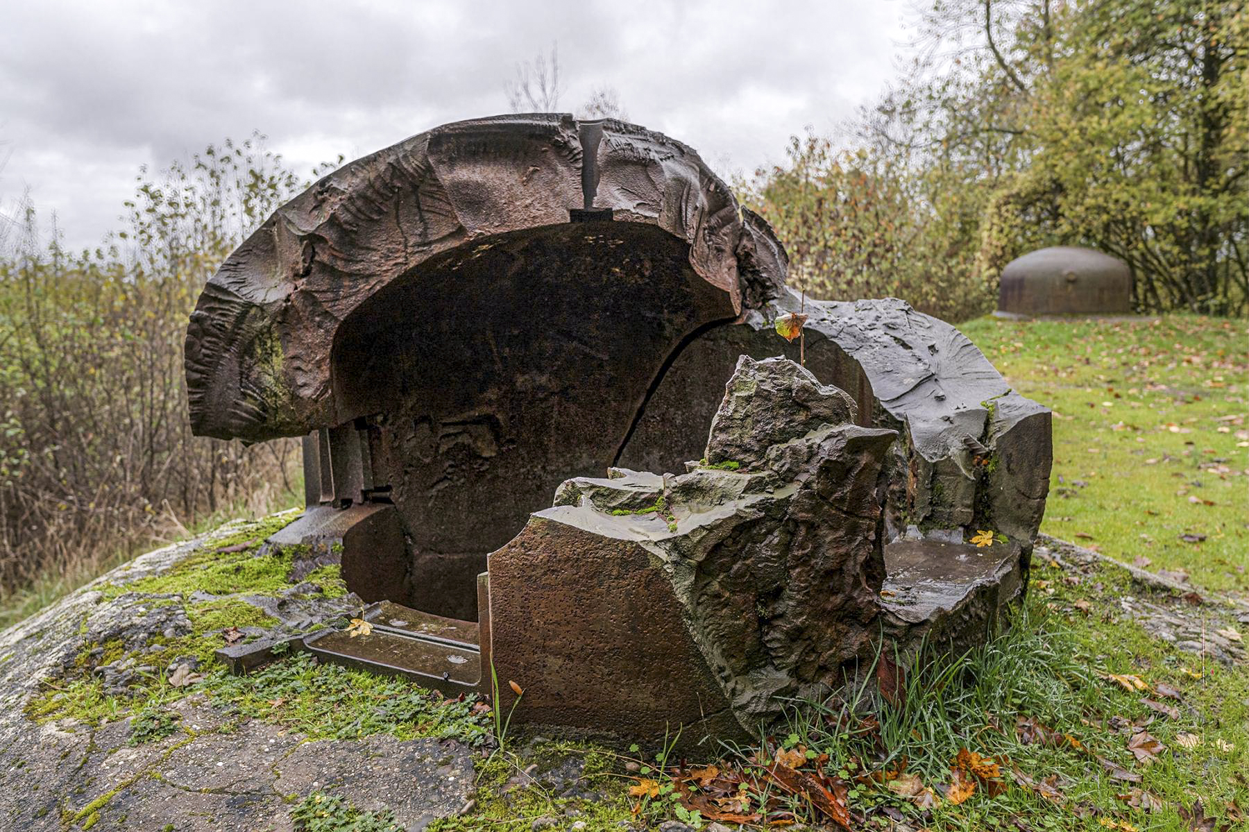 Ligne Maginot - KERFENT - A34 - (Ouvrage d'infanterie) - Bloc 4
La cloche GFM détruite par des essais américains en 1945 - David Palmer