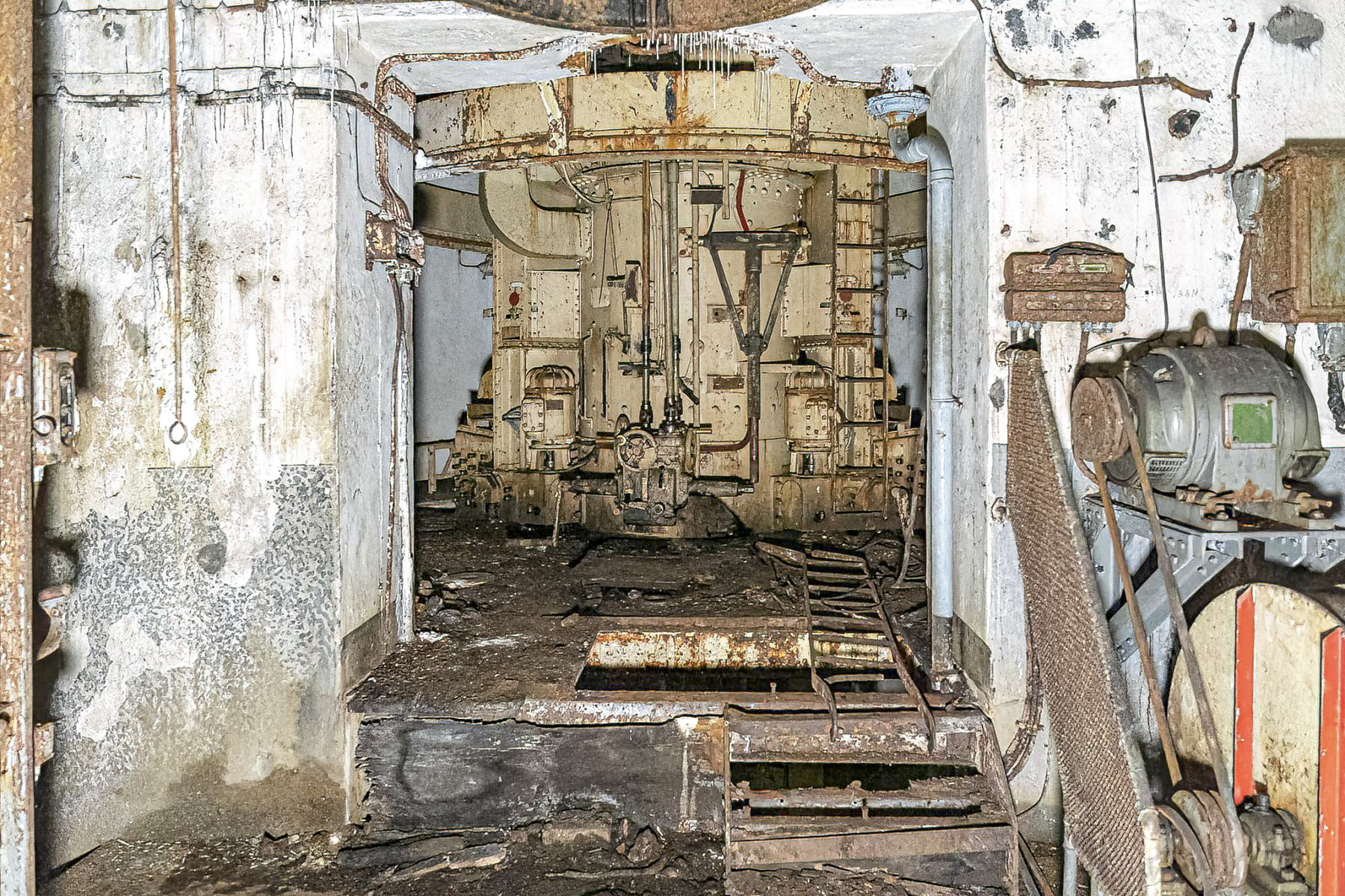 Ligne Maginot - ROCHONVILLERS - A8 - (Ouvrage d'artillerie) - Bloc 2
Tourelle de 75 mle 33 - David Palmer