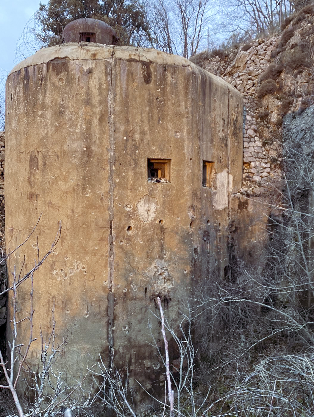 Ligne Maginot - MONT AGEL - (Ouvrage d'artillerie) - Bloc 4
Vu de devant le bloc 2 (pris au dessus du grillage moderne)
Le créneau de droite est orienté vers l'entrée du bloc 3, celui de gauche vers les blocs 2 et 1 - Jean-Michel Jolas