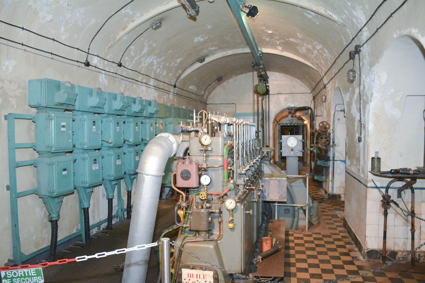 Ligne Maginot - SIMSERHOF - (Ouvrage d'artillerie) - L'usine électrique de l'ouvrage
Moteur Sulzer 6 DD 22 - Pascal Lambert