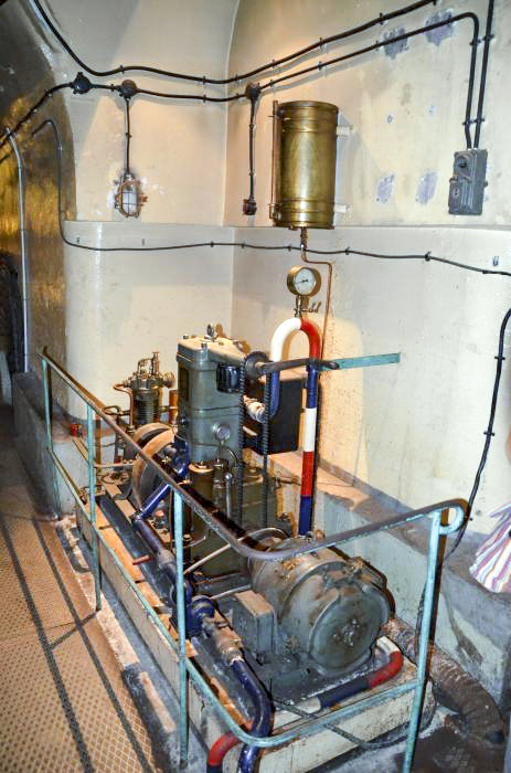 Ligne Maginot - SIMSERHOF - (Ouvrage d'artillerie) - Groupe électrogène auxiliaire à moteur CLM 1PJ65 avec un compresseur attelé prévu pour le gonflage des bouteilles de lancement des moteurs - D. Froehly