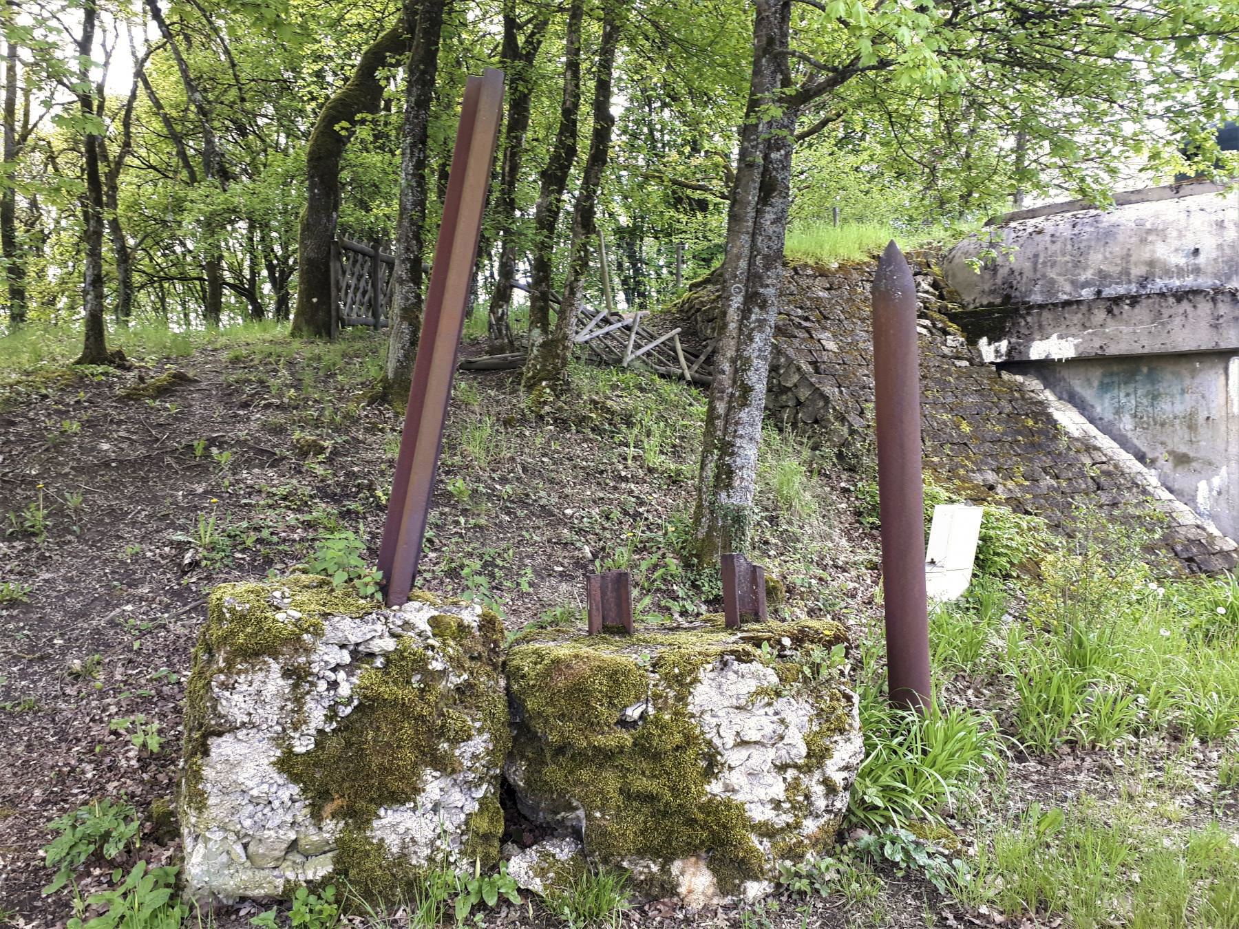 Ligne Maginot - BAMBESCH - A35 - (Ouvrage d'infanterie) - Obstacles antichar exposé devant le bloc 3 - Gregory Fuchs