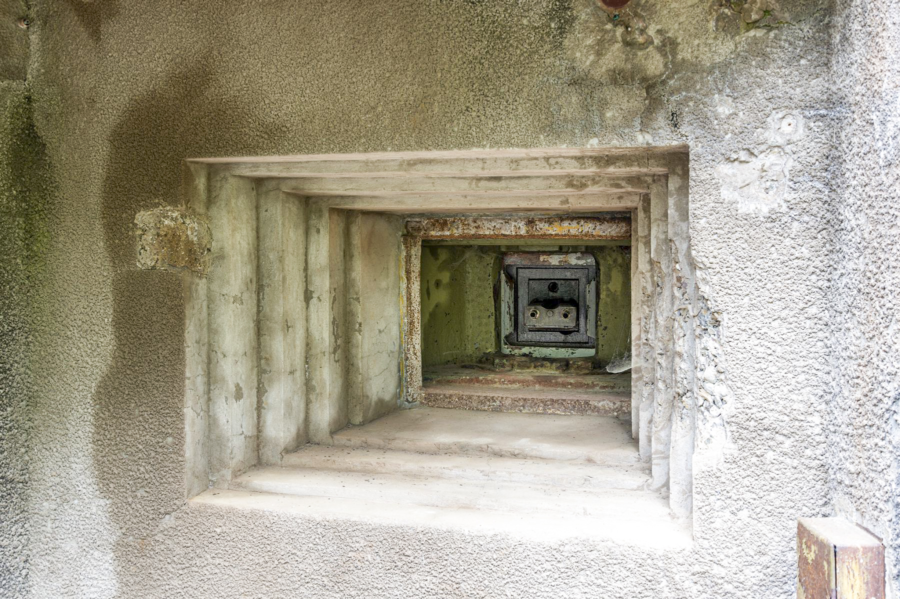 Ligne Maginot - SIMSERHOF - (Ouvrage d'artillerie) - Entrée des hommes
Créneaux jumelage mitrailleuses
 - David Palmer