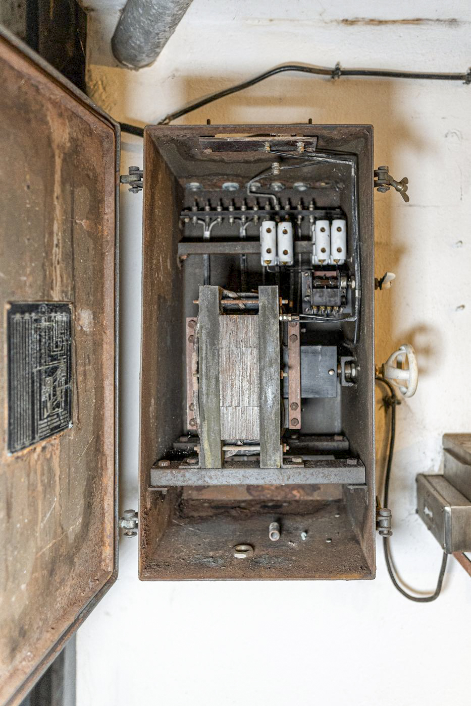 Ligne Maginot - BOIS KARRE - A12 - (Ouvrage d'infanterie) - La chambre de tir est
Le boitier d'alimentation du projecteur électrique extérieur - David Palmer