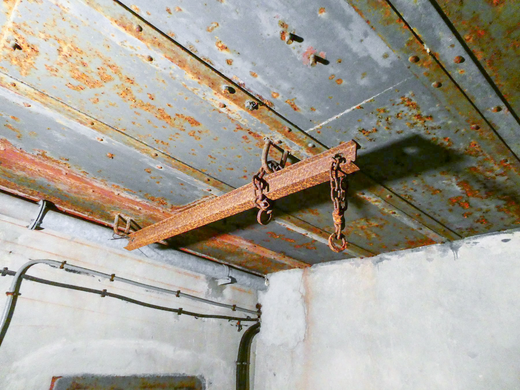 Ligne Maginot - GRANGES COMMUNES - (Ouvrage d'infanterie) - Bloc 2
Fixation d'un palan pour monter les munitions ou autres. - Daniel ELLENA - Philippe CUNY