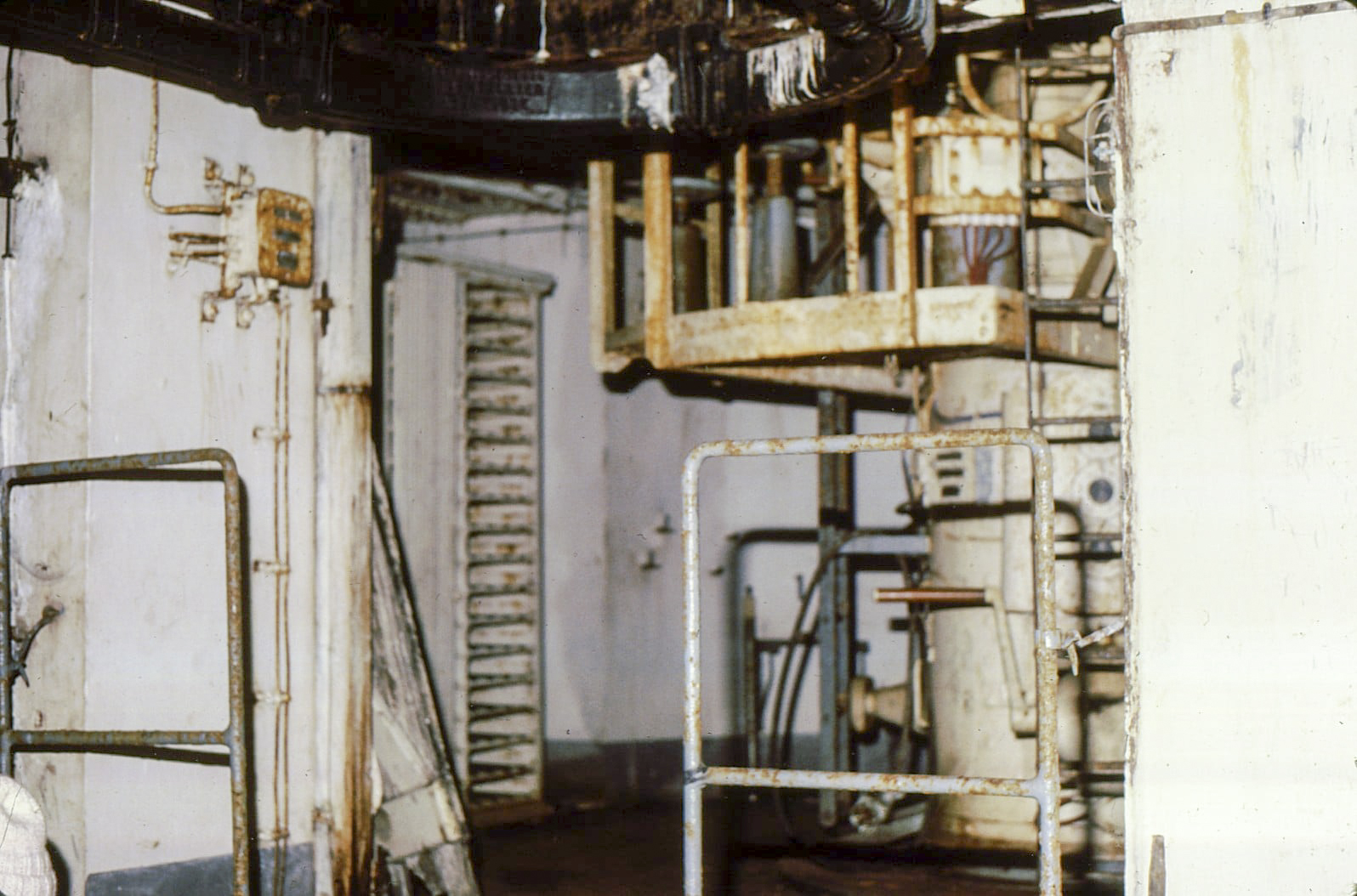 Ligne Maginot - SCHOENENBOURG - (Ouvrage d'artillerie) - L'étage intermédiaire d'une tourelle de 75 (B3 ?) en 1979 - Adam Christian