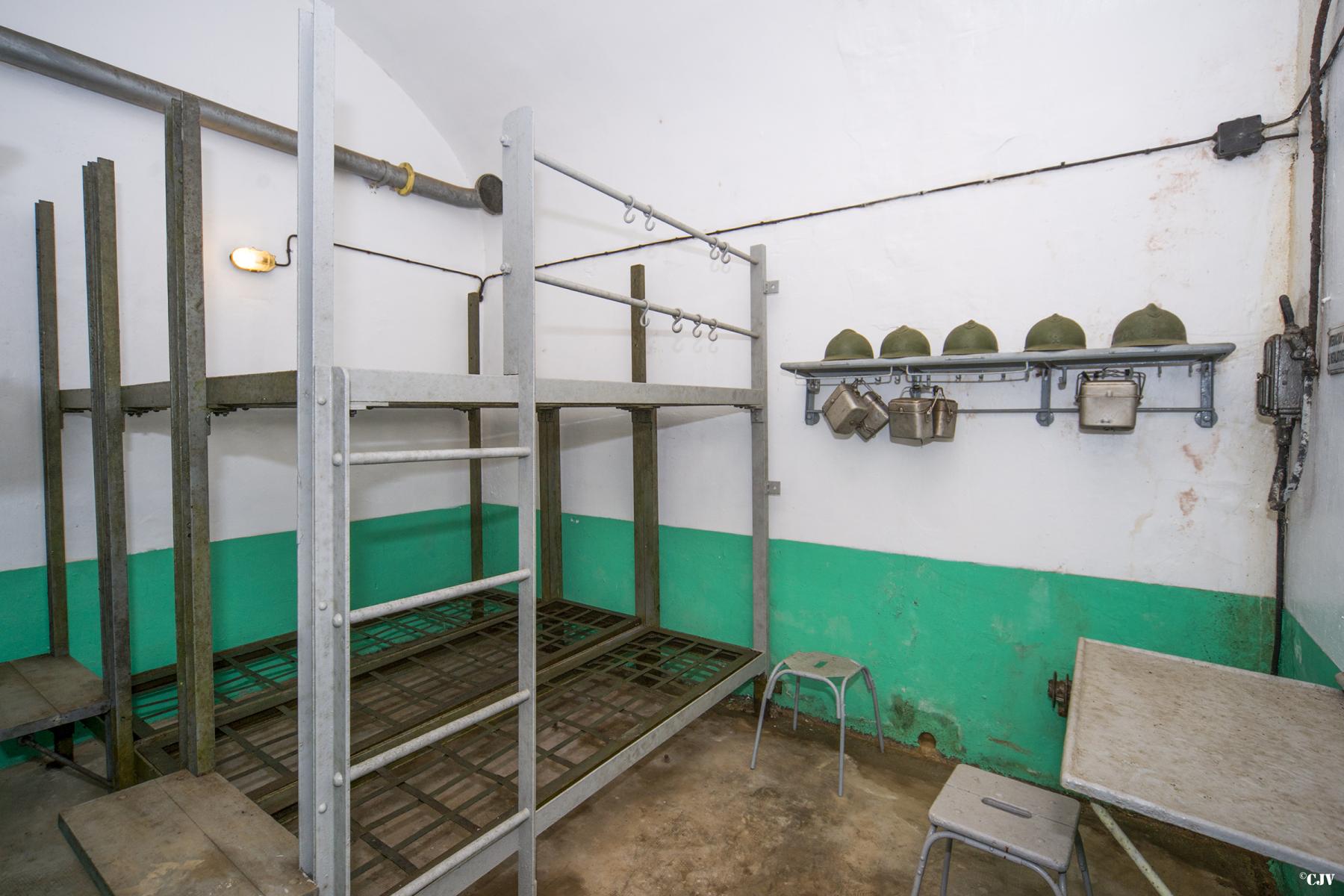 Ligne Maginot - SCHOENENBOURG - (Ouvrage d'artillerie) - Bloc 3
Chambrée - Lia VERMEULEN