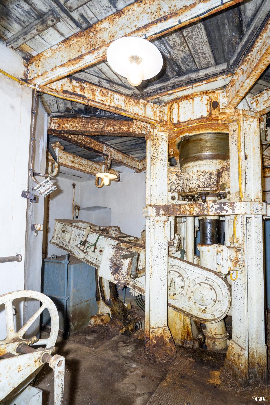 Ligne Maginot - SCHOENENBOURG - (Ouvrage d'artillerie) - Bloc 5
Etage inférieur de la tourelle de 81 - Lia VERMEULEN
