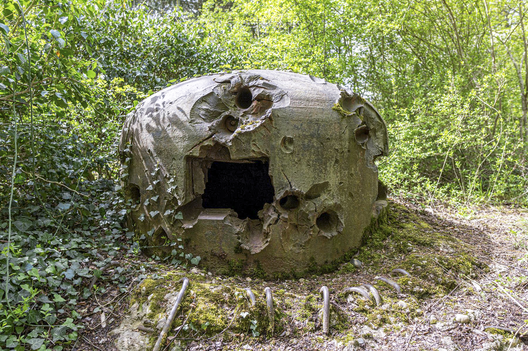 Ligne Maginot - HOFFEN - (Casemate d'infanterie - Simple) - La cloche GFM labourée par les PAK allemands - David Palmer