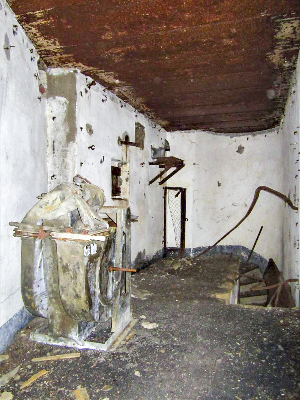 Ligne Maginot - DRACHENBRONN NORD OUEST - (Casemate d'infanterie) - Local attenant à la chambre de tir abritant les filtres et ventilateur, les créneaux FM de flanquement de façade et de défense du fossé ainsi que l'accès à l'étage inférieur - Gregory Fuchs