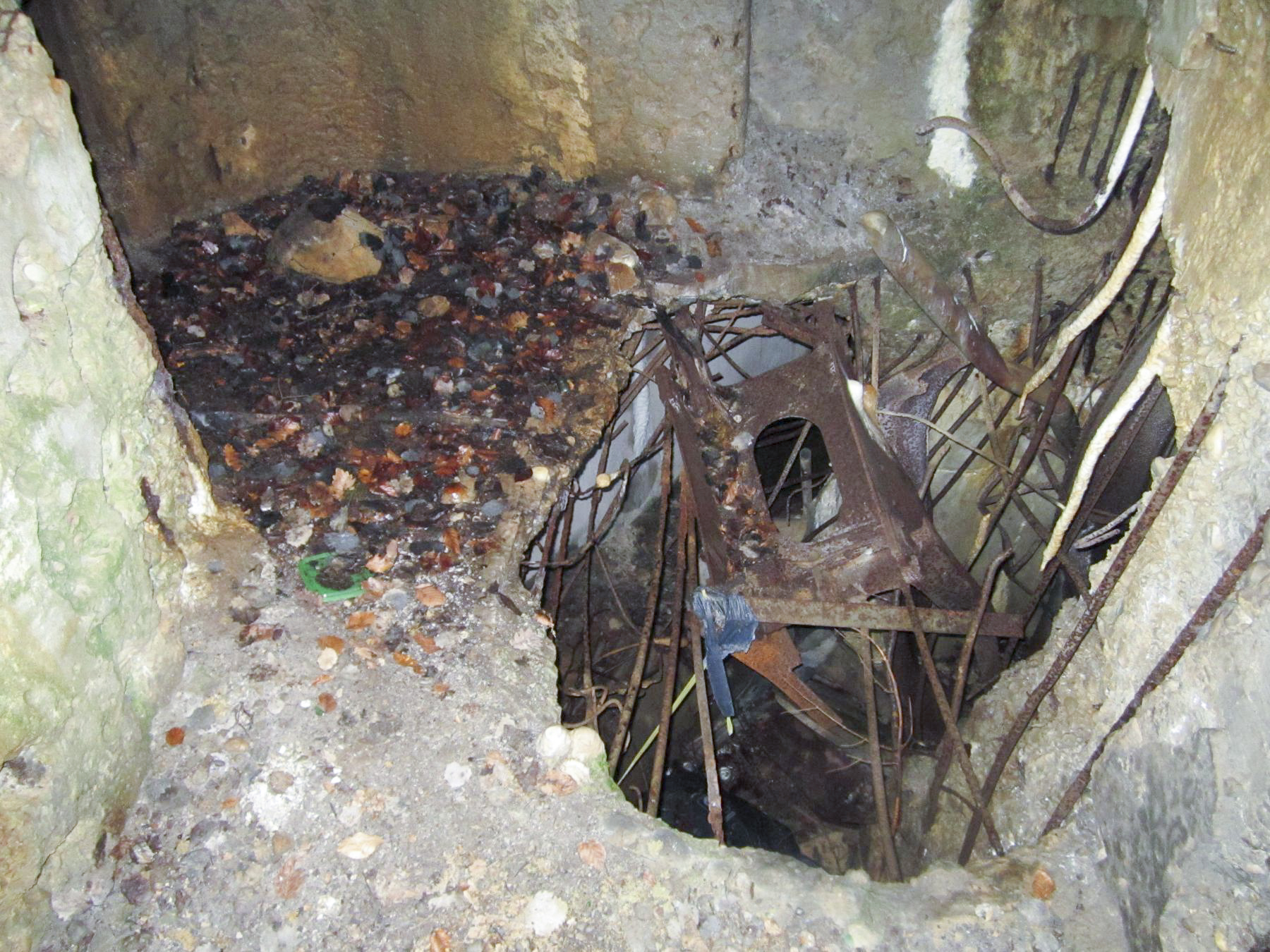 Ligne Maginot - DRACHENBRONN NORD OUEST - (Casemate d'infanterie) - Le plancher effondré de la caponnière, on distingue le support du plancher mobile de la cloche GFM - Gregory Fuchs