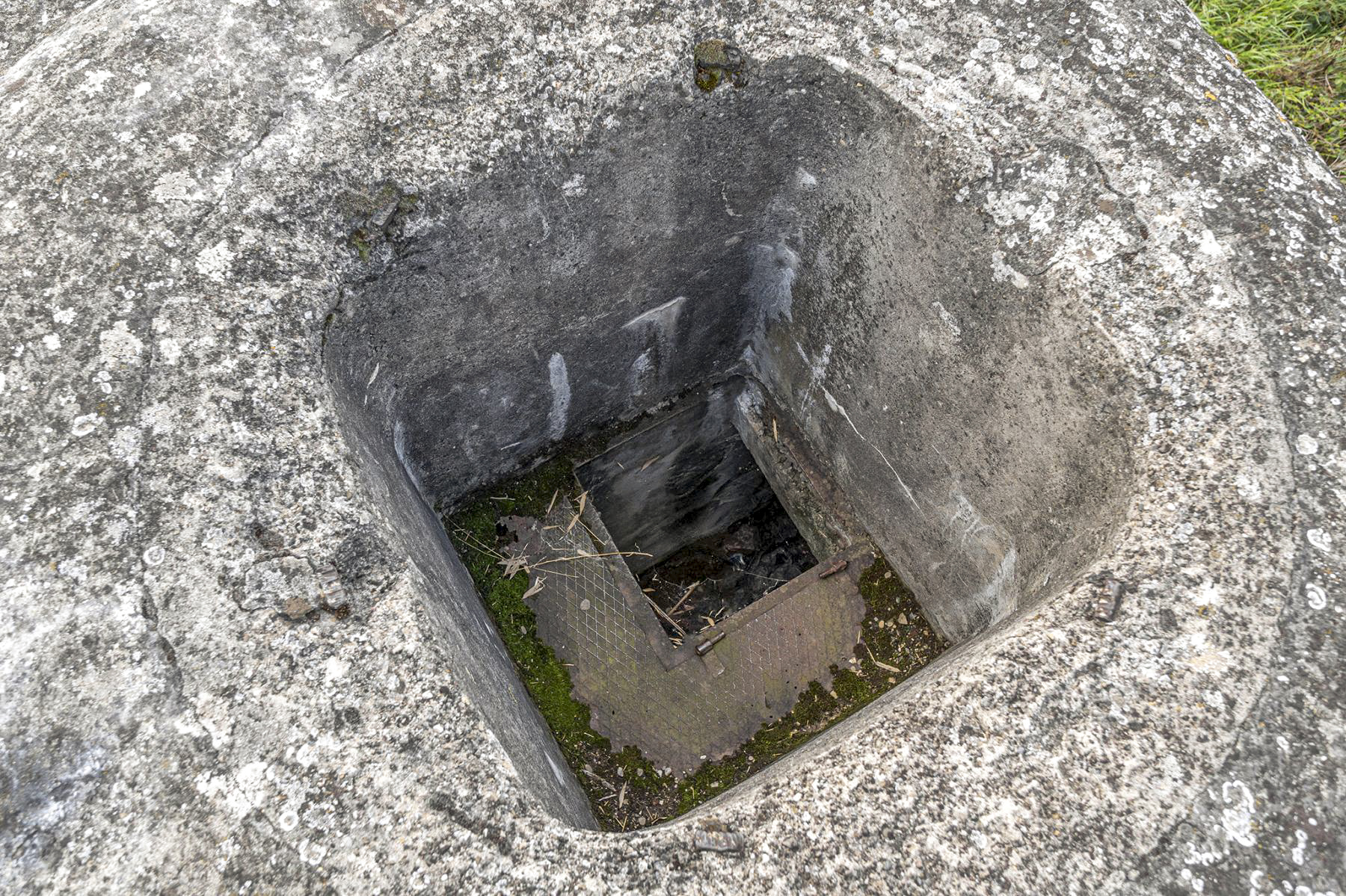 Ligne Maginot - ALGOLSHEIM - ABBATUCCI - (Blockhaus pour arme infanterie) - Puits de la tourelle de char Renault FT 
Le plancher et sa trappe d'accès - David Palmer