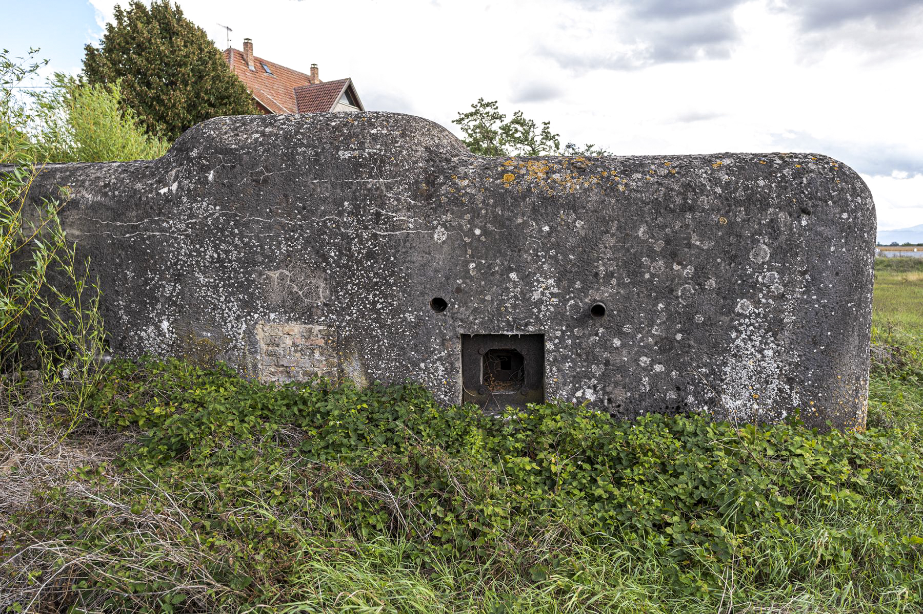Ligne Maginot - ALGOLSHEIM - ABBATUCCI - (Blockhaus pour arme infanterie) - Façade arrière avec créneau de défense rapprochée
A gauche, l'entrée du blockhaus sur laquelle est implantée la tourelle de char Renault FT  - David Palmer
