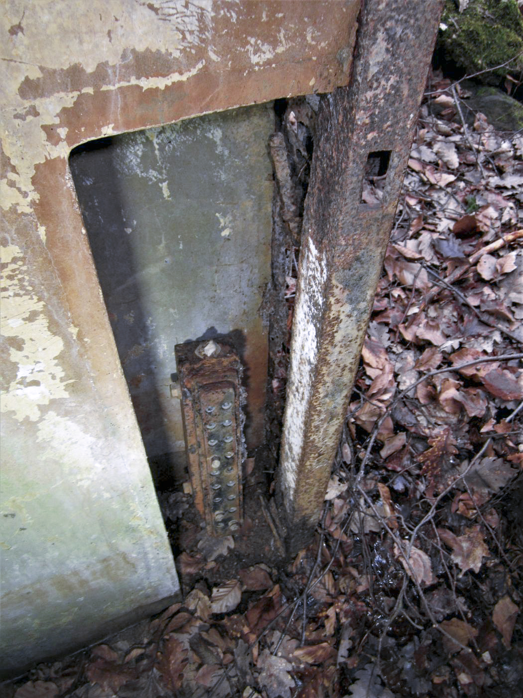 Ligne Maginot - 82 - (Chambre de coupure) - Emplacement du bornier de raccordement des lignes de campagne dans le montant de la porte - Gregory Fuchs