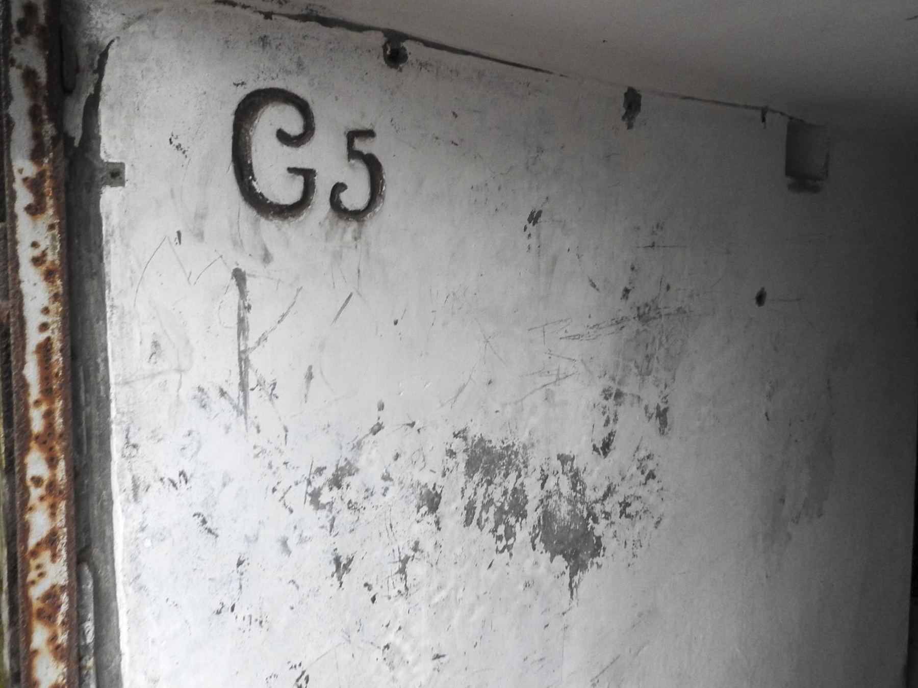 Ligne Maginot - G5 - (Chambre de coupure) - Le numéro gravé dans l'entrée - STENGER Mathieu