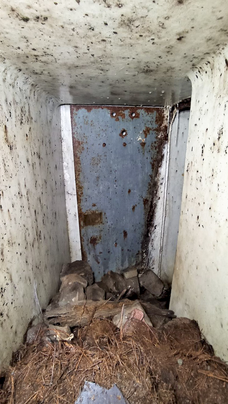 Ligne Maginot - H6 - (Chambre de coupure) - Le couloir d'accès à la chambre lui aussi partiellement remblayé avec la porte au fond   - Baptiste GAUDIN