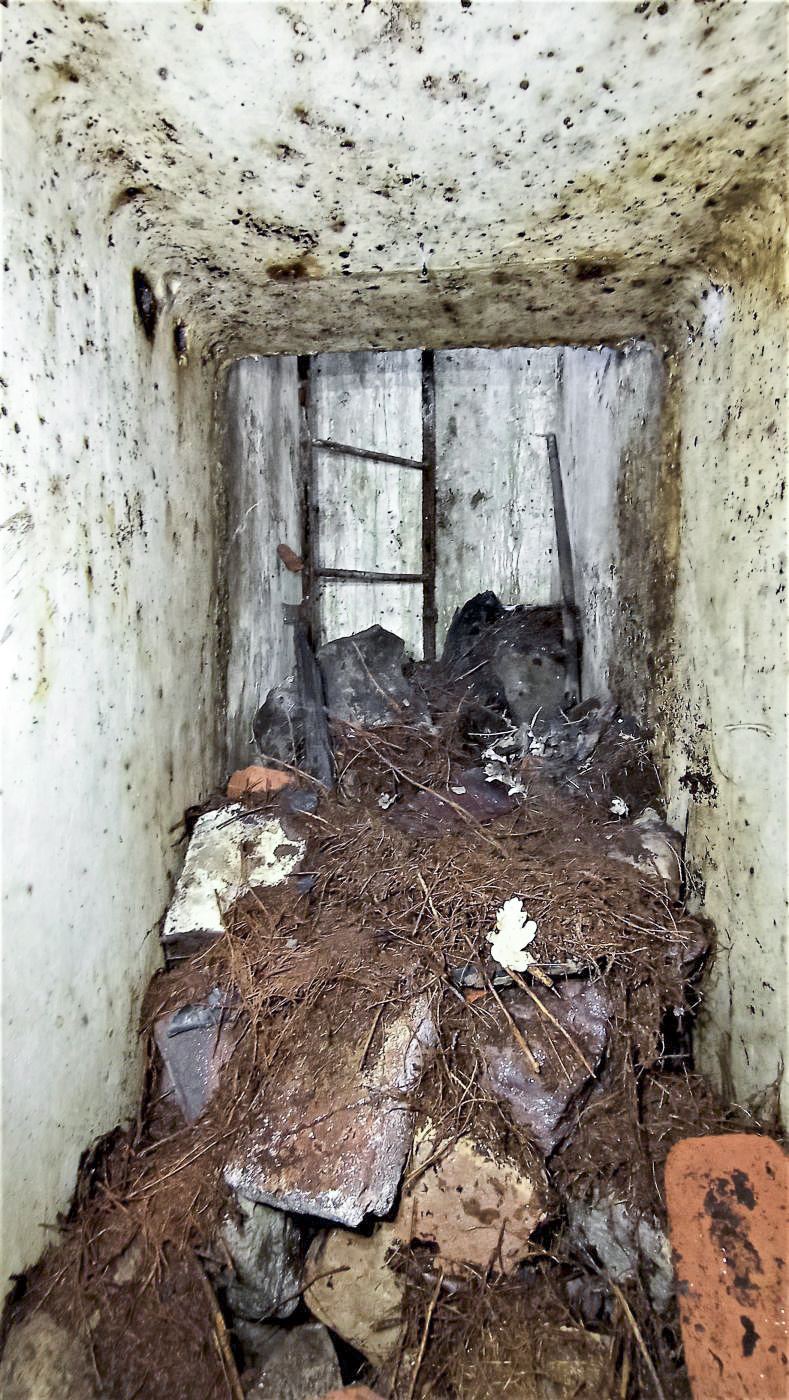 Ligne Maginot - H6 - (Chambre de coupure) - Vue du puits depuis le couloir.
L'échelle est encore en place - Baptiste GAUDIN