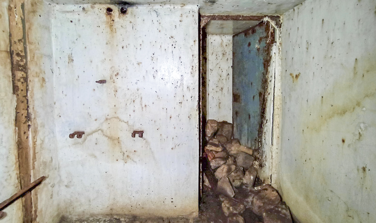 Ligne Maginot - H6 - (Chambre de coupure) - L'intérieur de la chambre: l'entrée à droite, à gauche les restes des charnières d'une tablette rabattable  - Baptiste GAUDIN