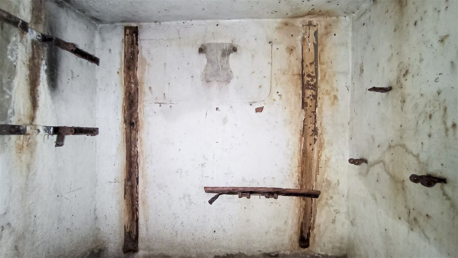 Ligne Maginot - H6 - (Chambre de coupure) - Intérieur de la chambre
Au mur, traces du boitier de protection pour les départs de lignes de campagne - Baptiste GAUDIN
