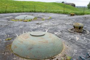 Ligne Maginot - SCHOENENBOURG - (Ouvrage d'artillerie) - Bloc 5
Cloche LG au premier plan