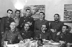 Ligne Maginot - HOCHWALD - (Ouvrage d'artillerie) - Le mess officiers
Le Lt Hauer, le SLt Haas Albert, Lefèvre, le Cne Roy commandant infanterie de l'ouvrage Est, Hulot, le Lt Schertzinger commandant le bloc 13, le Lt Simon, observateur d'artillerie bloc 20 et Monnier