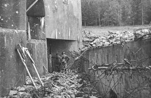 Ligne Maginot - HOCHWALD - (Ouvrage d'artillerie) - Bloc 12
Casemate d'artillerie
Le fossé après les combats