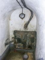 Ligne Maginot - BIRLENBACH - (Abri) - Le départ des égouts
La galerie d'égout sert d'entrée pour les cables téléphoniques. Ceux ci sont visibles au dessus de la porte.