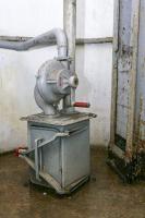 Ligne Maginot - Petit ouvrage d'infanterie A5 - BOIS du FOUR - Chambre de tir Ouest 
Caisson à douille pour cloche GFM. Ce caisson récupérait les douilles tirées par le FM de la cloche. 
Il était mis en dépression par le ventilateur manuel type G visible en partie supérieure permettant d'évacuer directement à l'extérieur les gaz résultant des tirs.