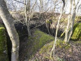 Ligne Maginot - LEGERET NORD 1 - C55-B - (Blockhaus pour canon) - La façade des entrées en partie remblayée. Les entrées hommes et matériel se font face.