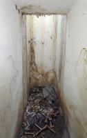 Ligne Maginot - I1 - (Chambre de coupure) - Le couloir latéral à la chambre .
Au fond le puits d'accès, l'échelle n'y est plus