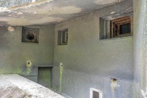Ligne Maginot - HOCHWALD C3 - (Casemate d'infanterie - Double) - Créneaux de la chambre de tir haute modifiés après guerre. Un créneau JM a été remplacé par un créneau FM, tandis que le créneau JM conservé était prévu pour un canon antichar de 37 (présence d'un bi-rail)