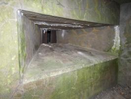 Ligne Maginot - BB8 - KOBENBERG - (Blockhaus pour canon) - Le créneau mitrailleuse de flanquement SO. On distingue les volets blindés à l'intérieur.