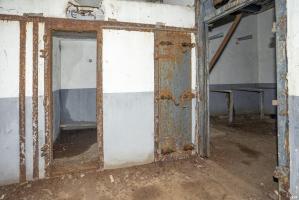 Ligne Maginot - BREHAIN - A6 - (Ouvrage d'artillerie) - Entrée munitions
Couloir avec la douche pour ceux qui sont contaminés par des gaz.