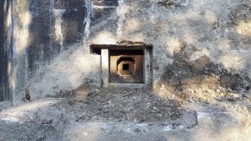 Ligne Maginot - 415 - RIEBEL - (Casemate d'infanterie) - Chambre de tir Sud
Créneau FM équipé d'une trémie type A
