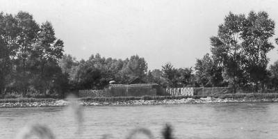 Ligne Maginot - CHRISTIAN - (Casemate d'infanterie - Simple) - Vue depuis la berge allemande
Les panneaux de crue sont en place de manière à camoufler les armements à l'ennemi.
Noter l'extreme visibilité de la cloche GFM