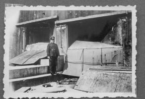 Ligne Maginot - BASSIN AUX PETROLES - (Casemate d'infanterie - Double) - Officier allemand posant devant la chambre de tir sud