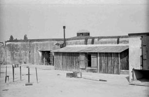 Ligne Maginot - BASSIN AUX PETROLES - (Casemate d'infanterie - Double) - Façade arrière de la casemate et baraquement