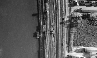 Ligne Maginot - BASSIN DE L'INDUSTRIE - (Casemate d'infanterie - Double) - La casemate Bassin de l'Industrie en 1947
On distingue l'entrée de la galerie d'accès au pied du talus de la gare de triage