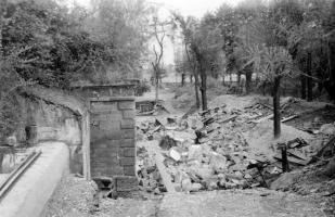 Ligne Maginot - OUVRAGE NEY-RAPP - (Position d'artillerie préparée) - Vue sur la gorge de la caserne
A gauche la tranchée couverte qui débouche sur l'entrée de l'abri de piquet