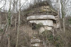 Ligne Maginot - FORT UHRICH (237°RI) - (PC) - Débouché d'infanterie à l'extrémité de l'aile gauche
L'arasement de l'escarpe du front de tête laisse apparaître les superstructures du casernement