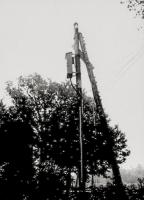 Ligne Maginot - Chambre de coupure S5 - Poteau d’où partaient les lignes de campagne destinées aux troupes du secteur.
Noter le boitier de protection aéro-souterrain  en haut de poteau