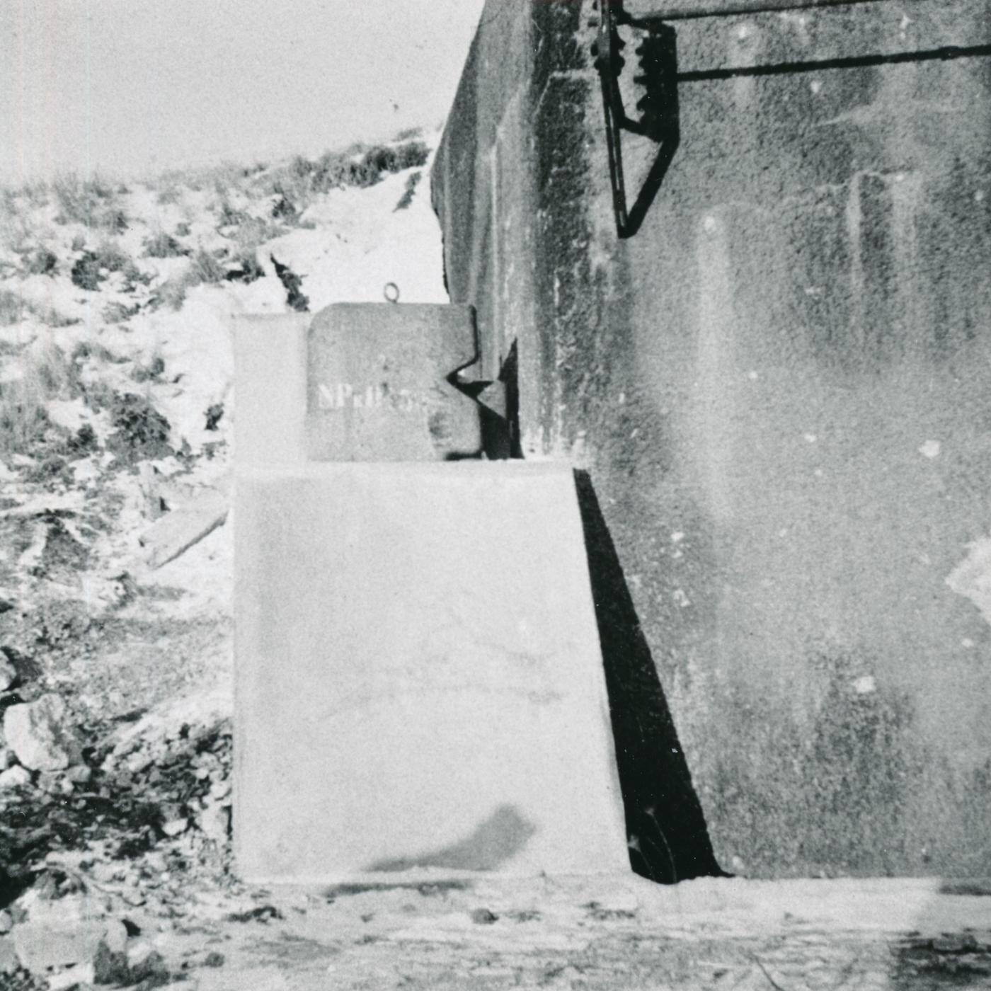 Ligne Maginot - FERMONT - A2 - (Ouvrage d'artillerie) - Le projecteur cuirassé et le massif bétonné de protection - Inconnu
