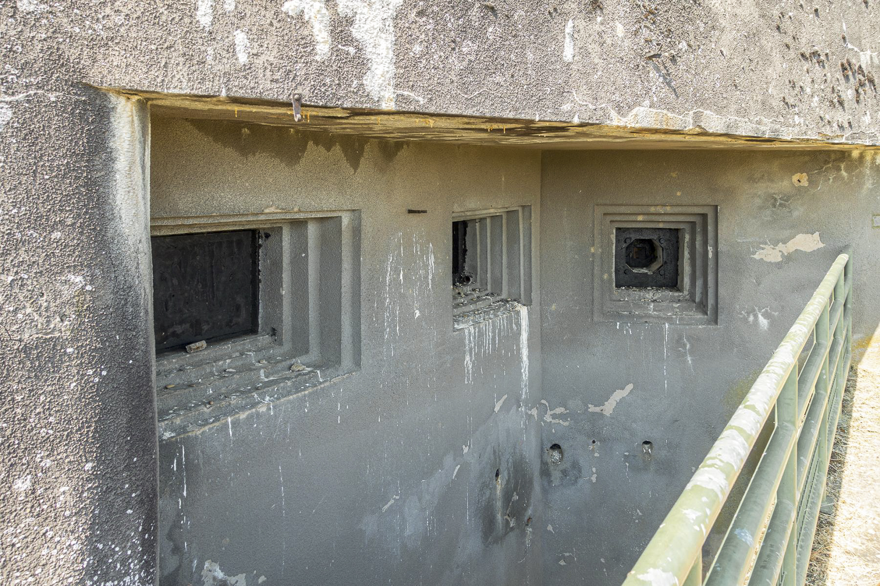 Ligne Maginot - SCHOENENBOURG - (Ouvrage d'artillerie) - Bloc 6
Les créneaux pour jumelages de mitrailleuses Reibel, canon antichar de 47mm et un créneau FM
 - David Palmer