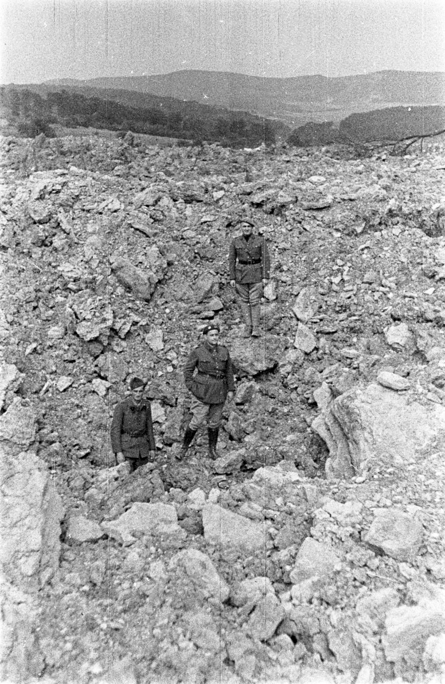 Ligne Maginot - HOCHWALD - (Ouvrage d'artillerie) - Les dessus du demi ouvrage Ouest
Entonnoirs dus aux bombardements - Albert HAAS