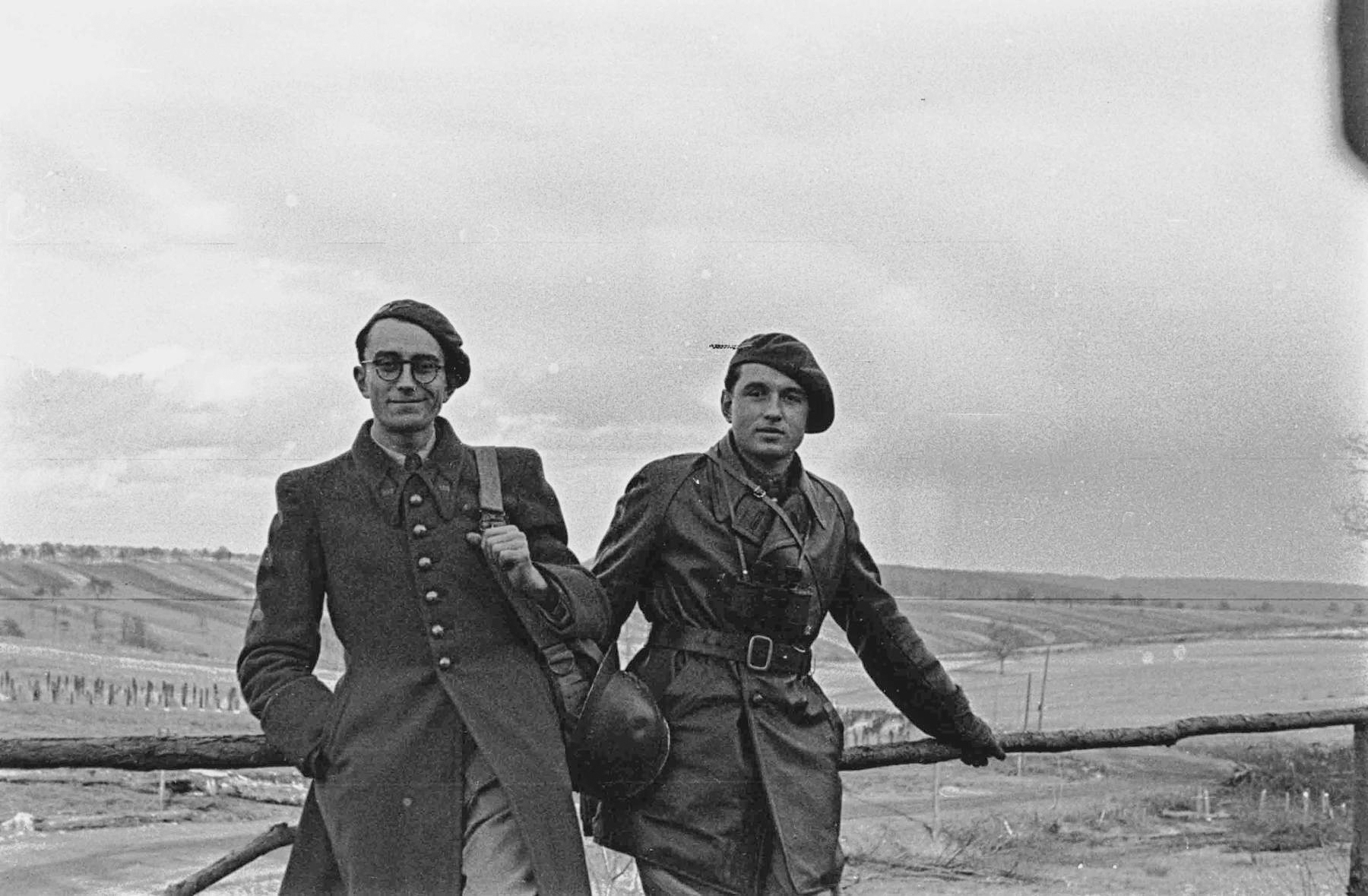 Ligne Maginot - HOCHWALD - (Ouvrage d'artillerie) - Les Lt Piet, chef de l'artillerie du bloc 3, et Weisé, observateur d'artillerie au bloc 1. - Albert HAAS