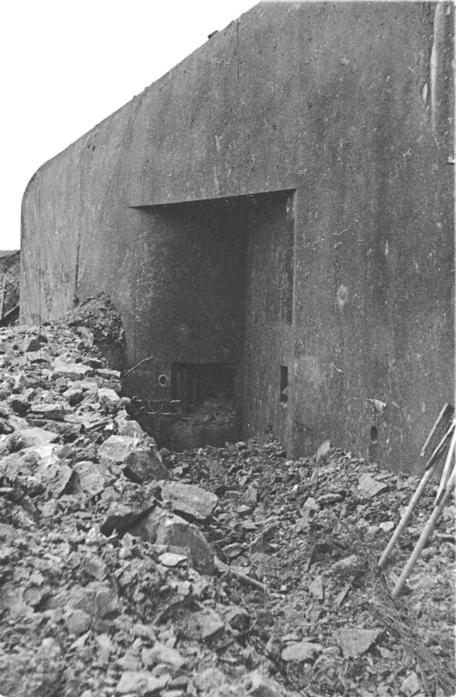 Ligne Maginot - HOCHWALD - (Ouvrage d'artillerie) - Bloc 12
Casemate d'artillerie
Les abords du bloc après les combats - Albert HAAS