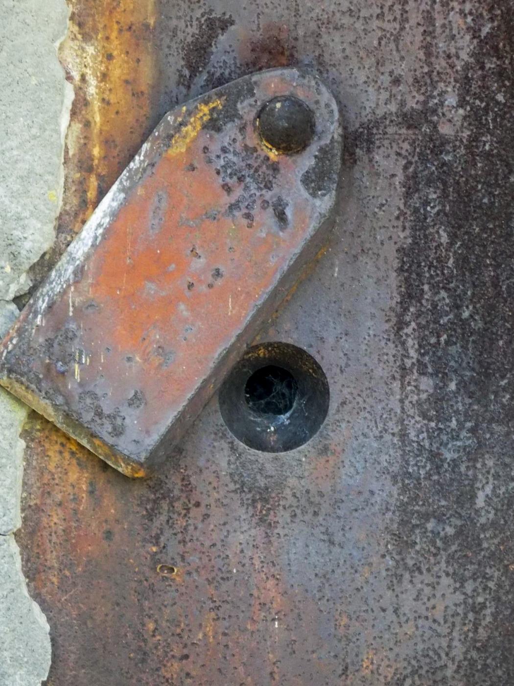 Ligne Maginot - HOCHWALD - (Ouvrage d'artillerie) - Bloc 6 
Détail du créneau pour canon de 75 mle 29 - Luc Jacquemin
